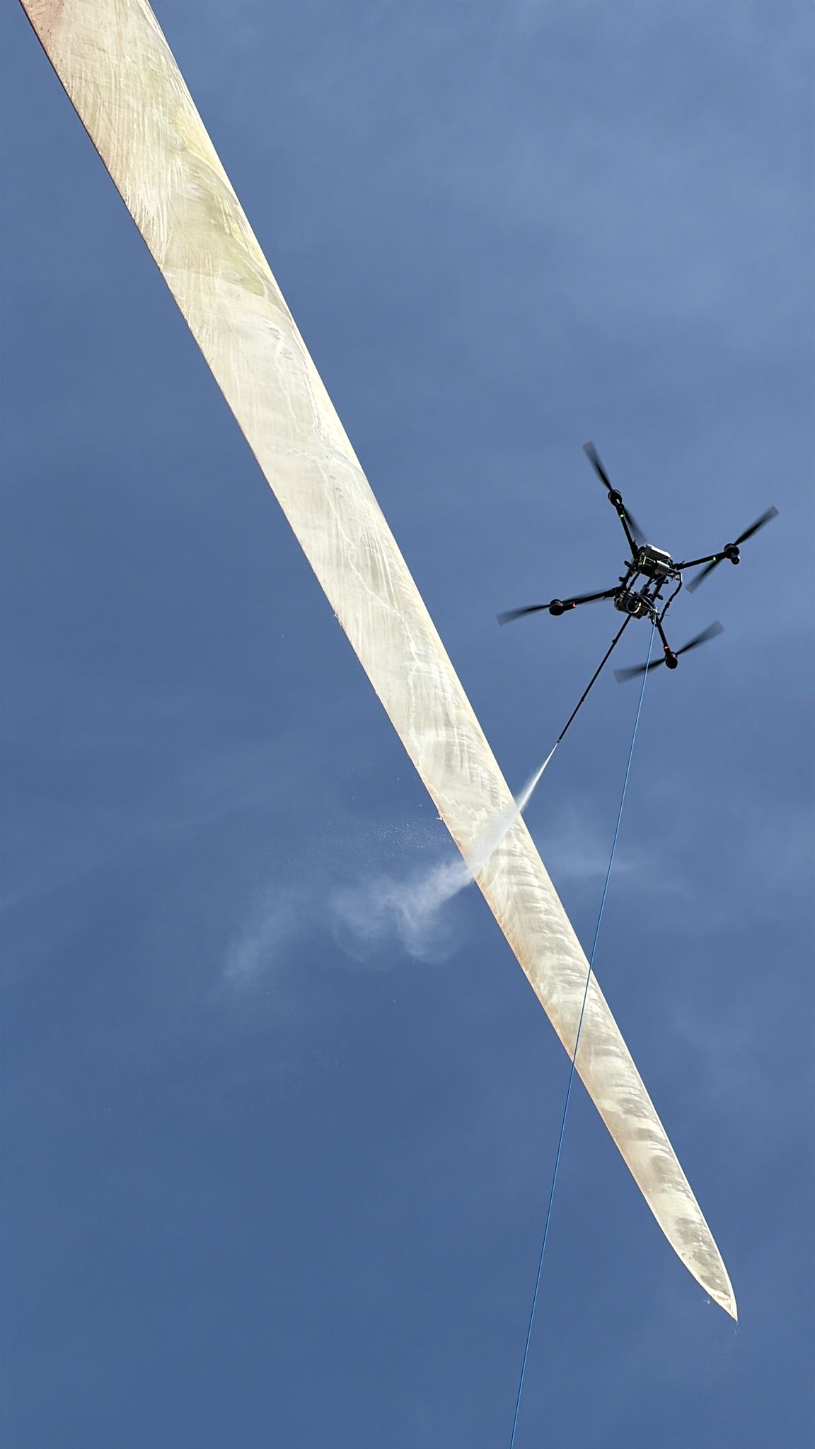 Dron actuando sobre pala