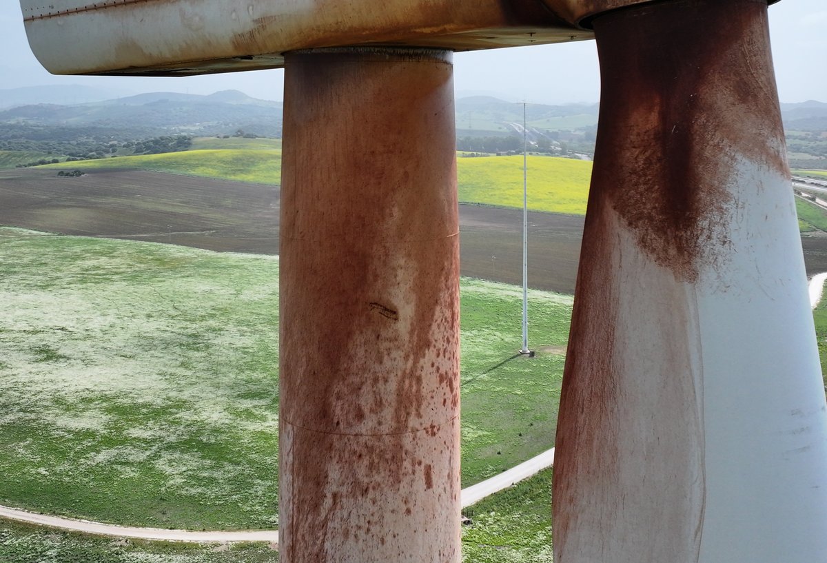 Torre y góndola de un aerogenerador antes de la limpieza, con la suciedad acumulada de años