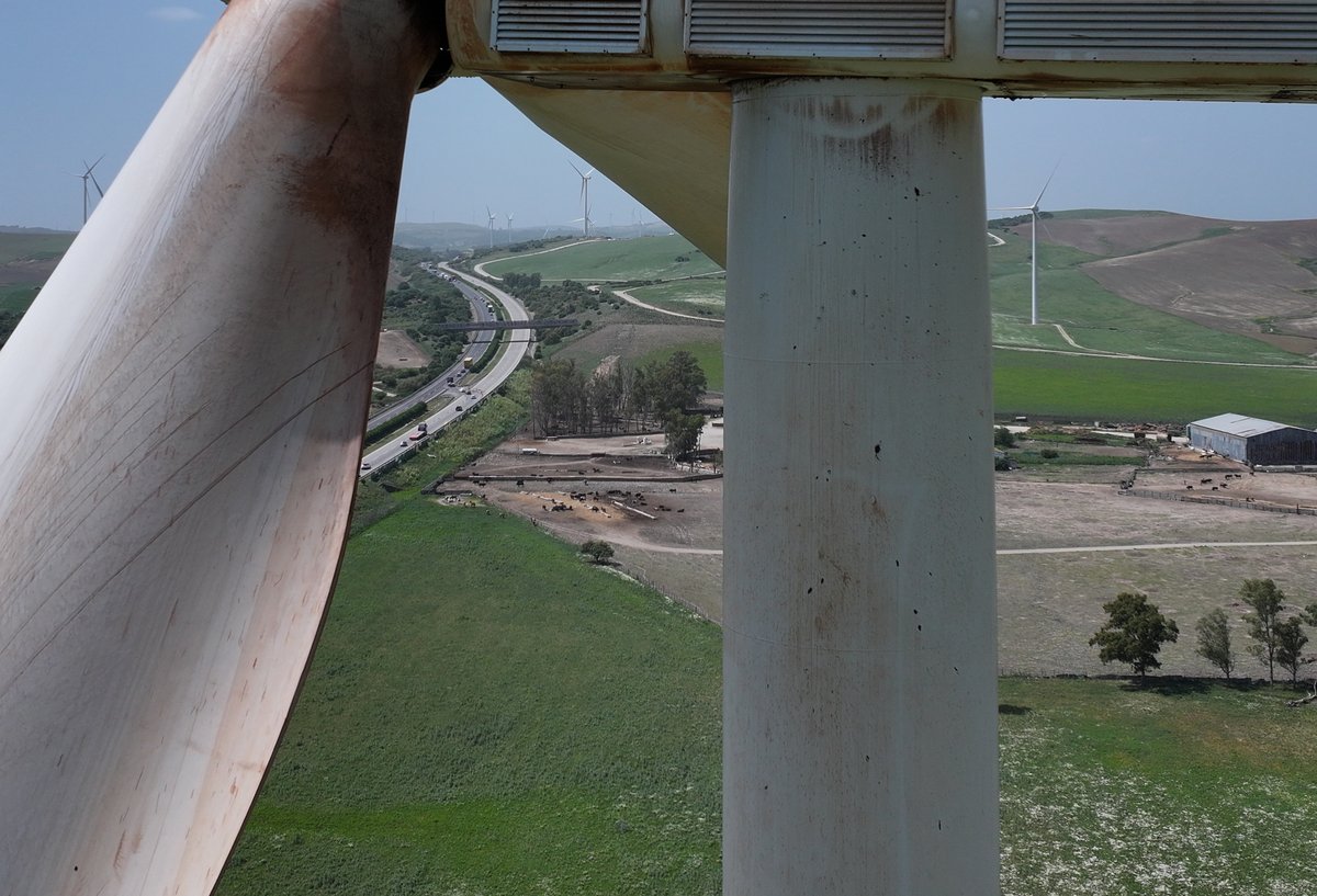 La misma torre y la misma góndola después de una jornada de limpieza con dron