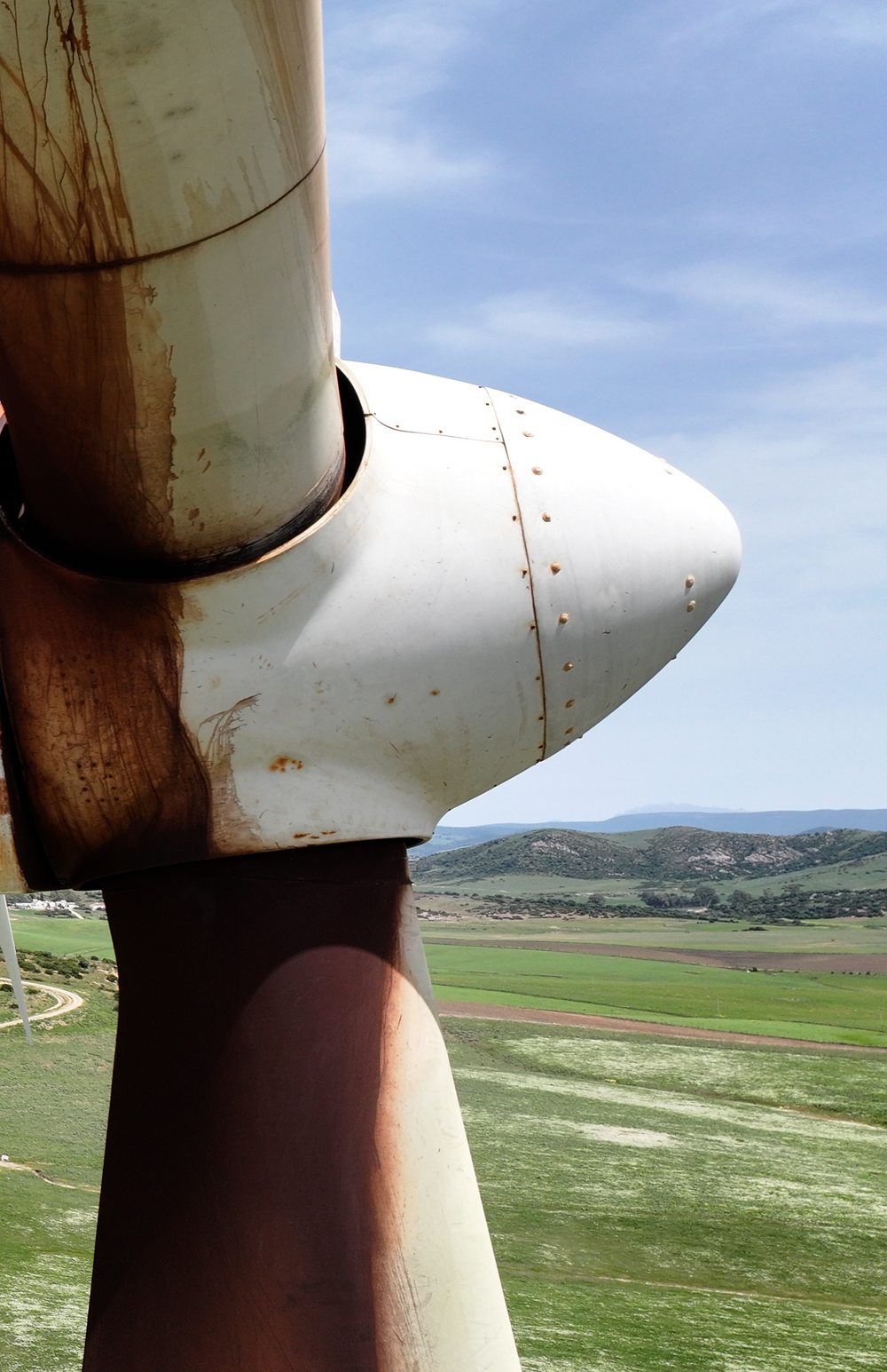 Buje y raíz de pala de un aerogenerador tras la limpieza