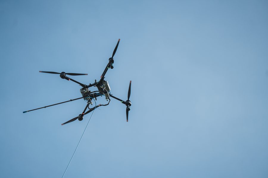Dron de limpieza de aerogeneradores en vuelo sobre Castilla-La Mancha