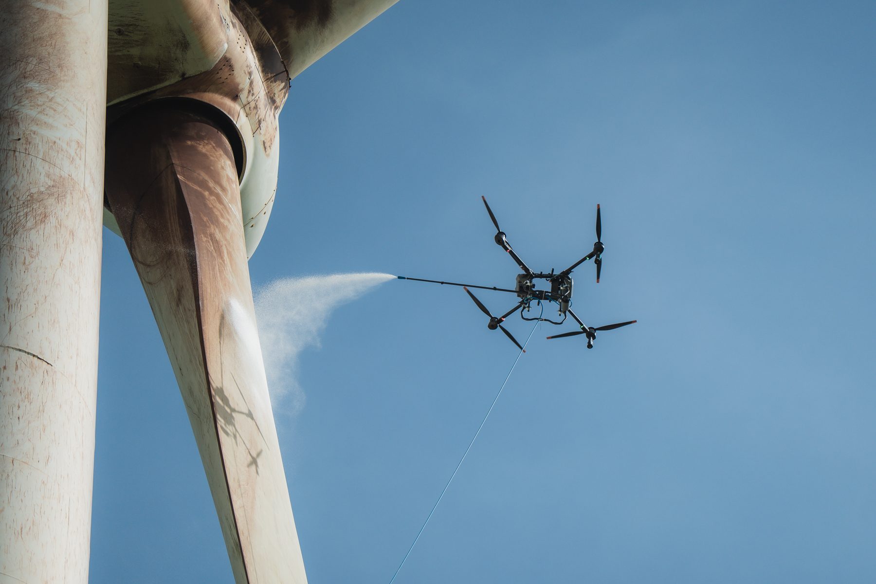 Limpieza de aerogeneradores con drones, sin trabajos en altura