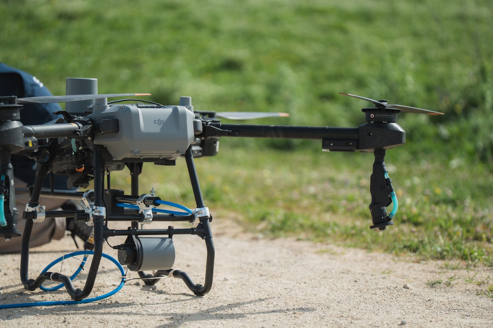 Dron de limpieza de aerogeneradores preparado en la base de la máquina
