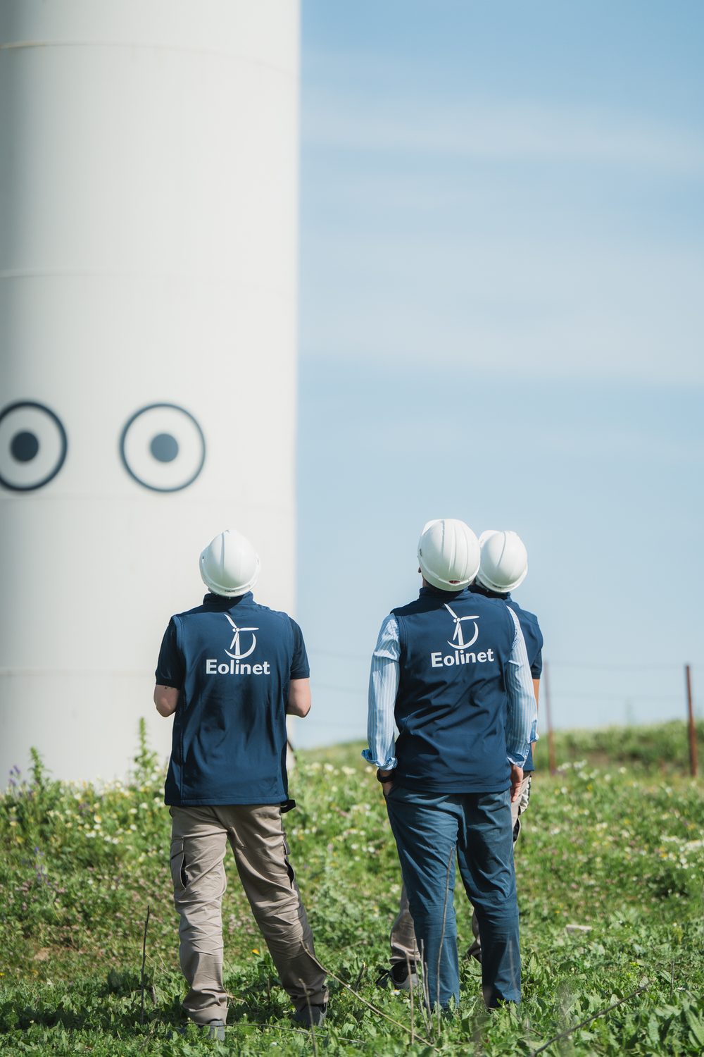 Equipo de Eolinet junto a la base de la torre de un aerogenerador