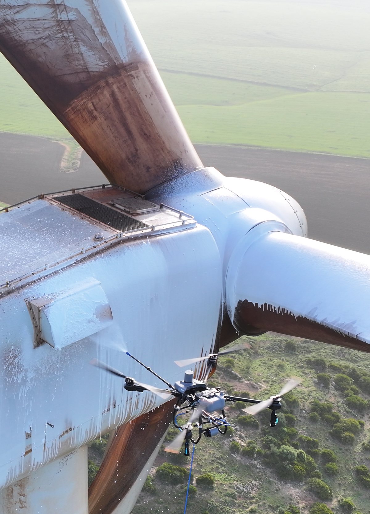 Góndola de un aerogenerador durante la limpieza con dron