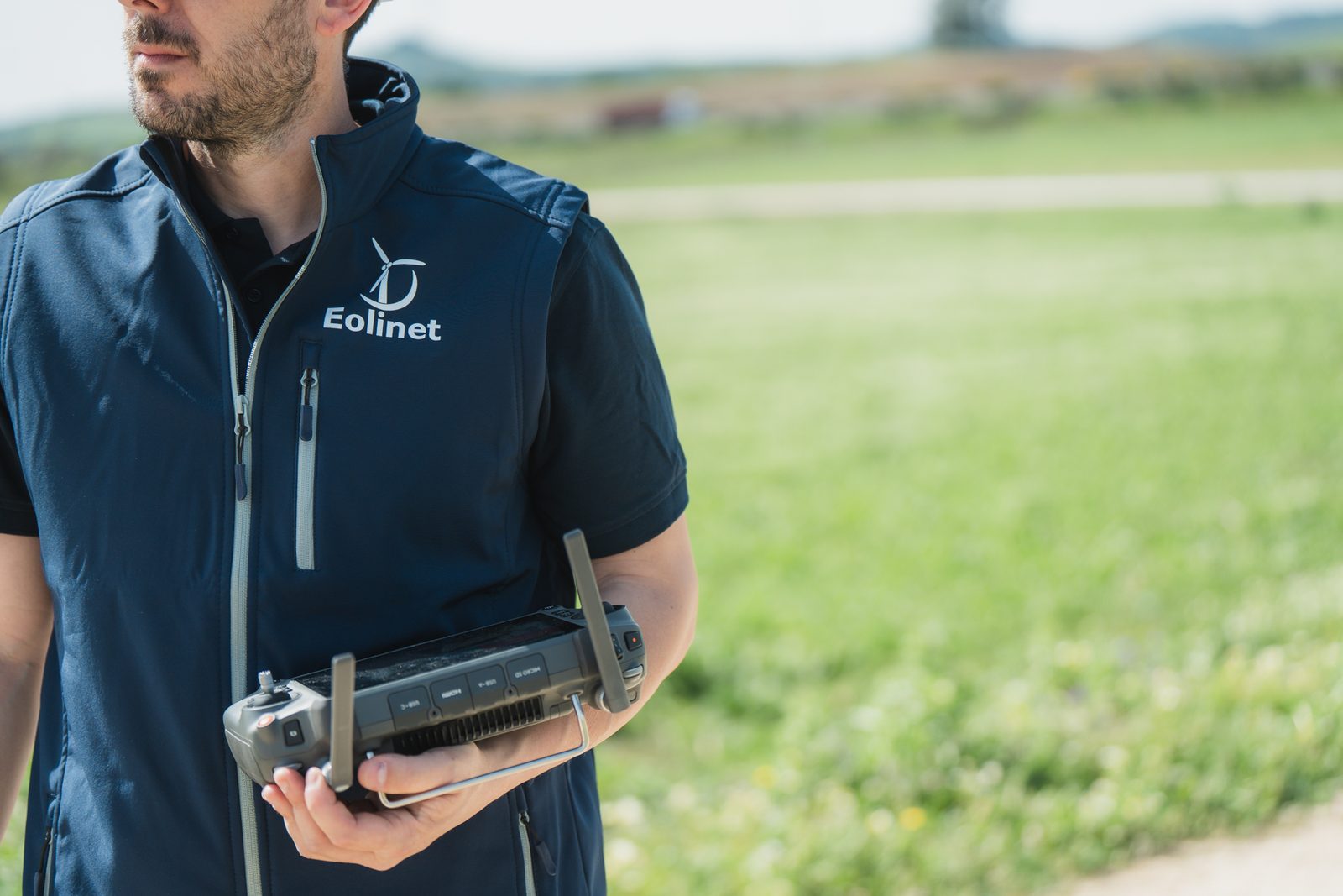 Piloto de RPAS de Eolinet con la emisora de control del dron en un parque eólico