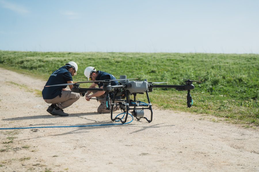 Pilotos de Eolinet preparando el dron de limpieza antes del vuelo