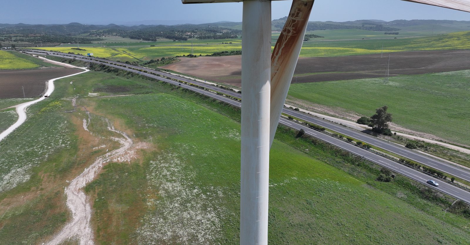Torre de un molino de viento limpia en un parque eólico